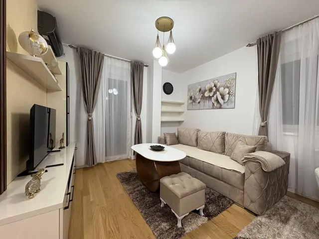 Stan na dan Kragujevac – Centar – dvosoban: dnevni boravak sa TV-om